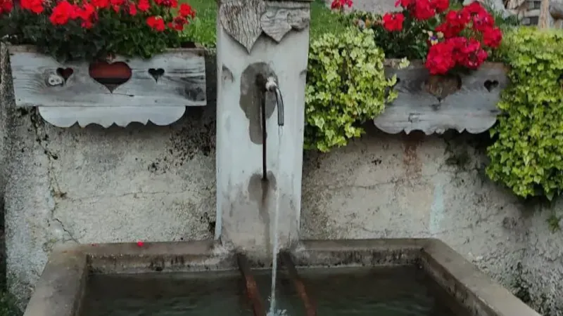 La fontana con la sua vasca di pietra antica