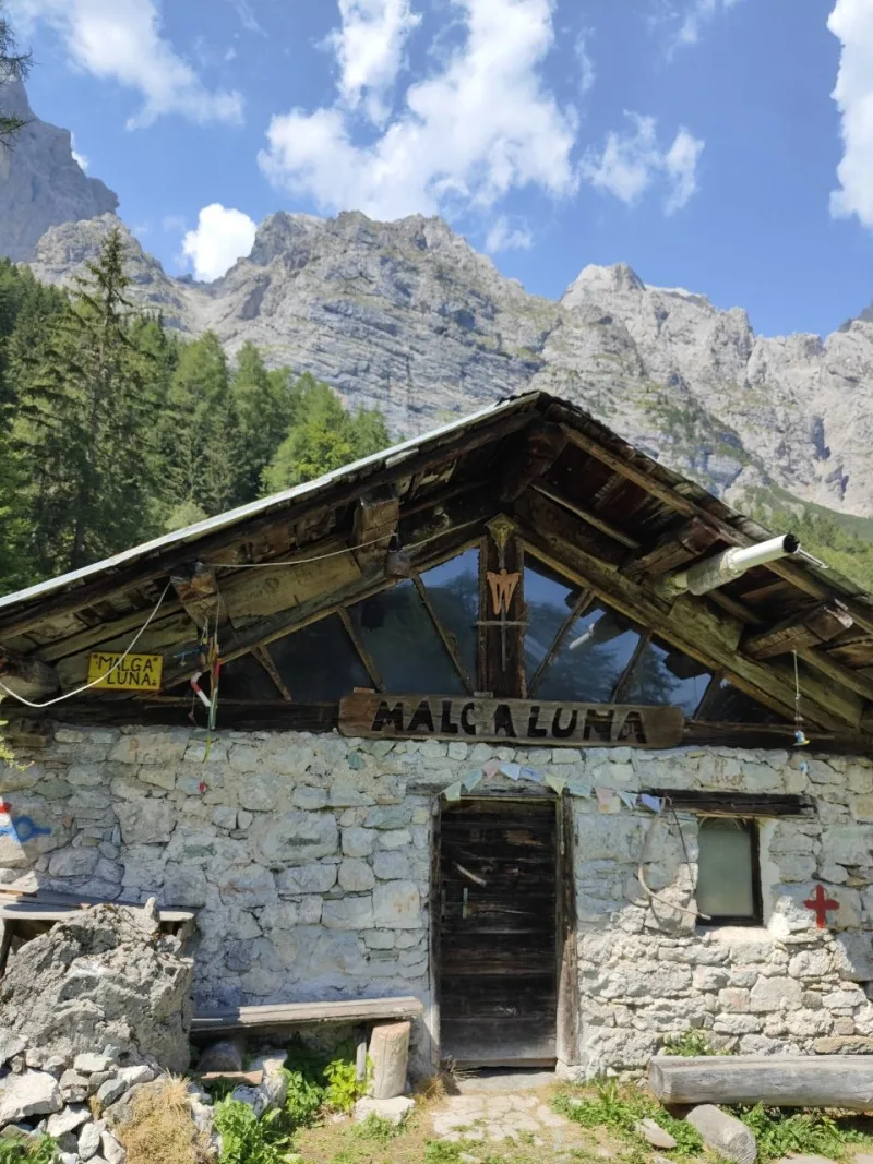 Malga Luna, edificio in pietra e legno con il nome scritto sull'architrave, lungo l'anello di ritorno da Rifugio Scarpa