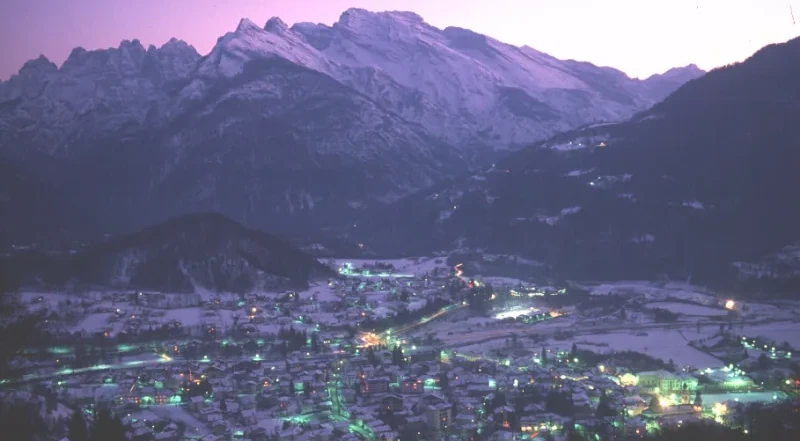 Panorama serale di Agordo con le montagne della Conca Agordina sullo sfondo