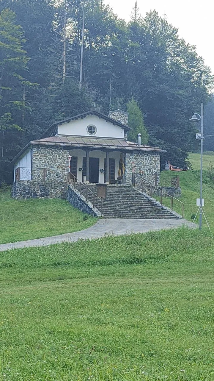 Chiesa in pietra con lunga scalinata d'accesso, ai margini del bosco arrivati a Forcella Aurine