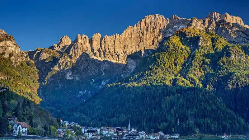 Alleghe e il Monte Civetta, la maestosa parete dolomitica che sovrasta il lago