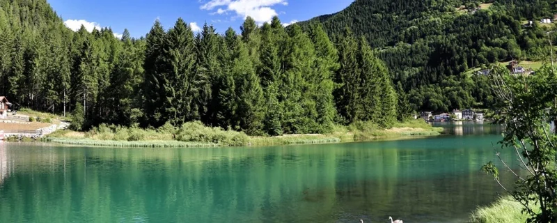 Il lago di Alleghe con le montagne Dolomitiche sullo sfondo