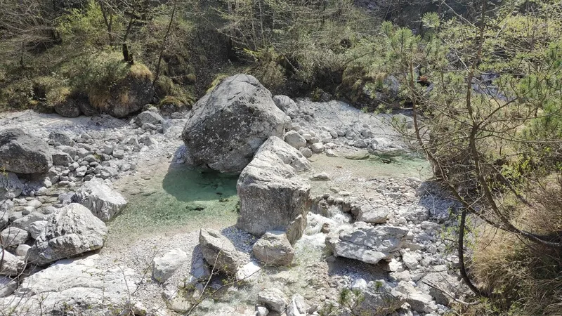 Piscine naturali tra le rocce della Val Falcina con acqua verde limpida